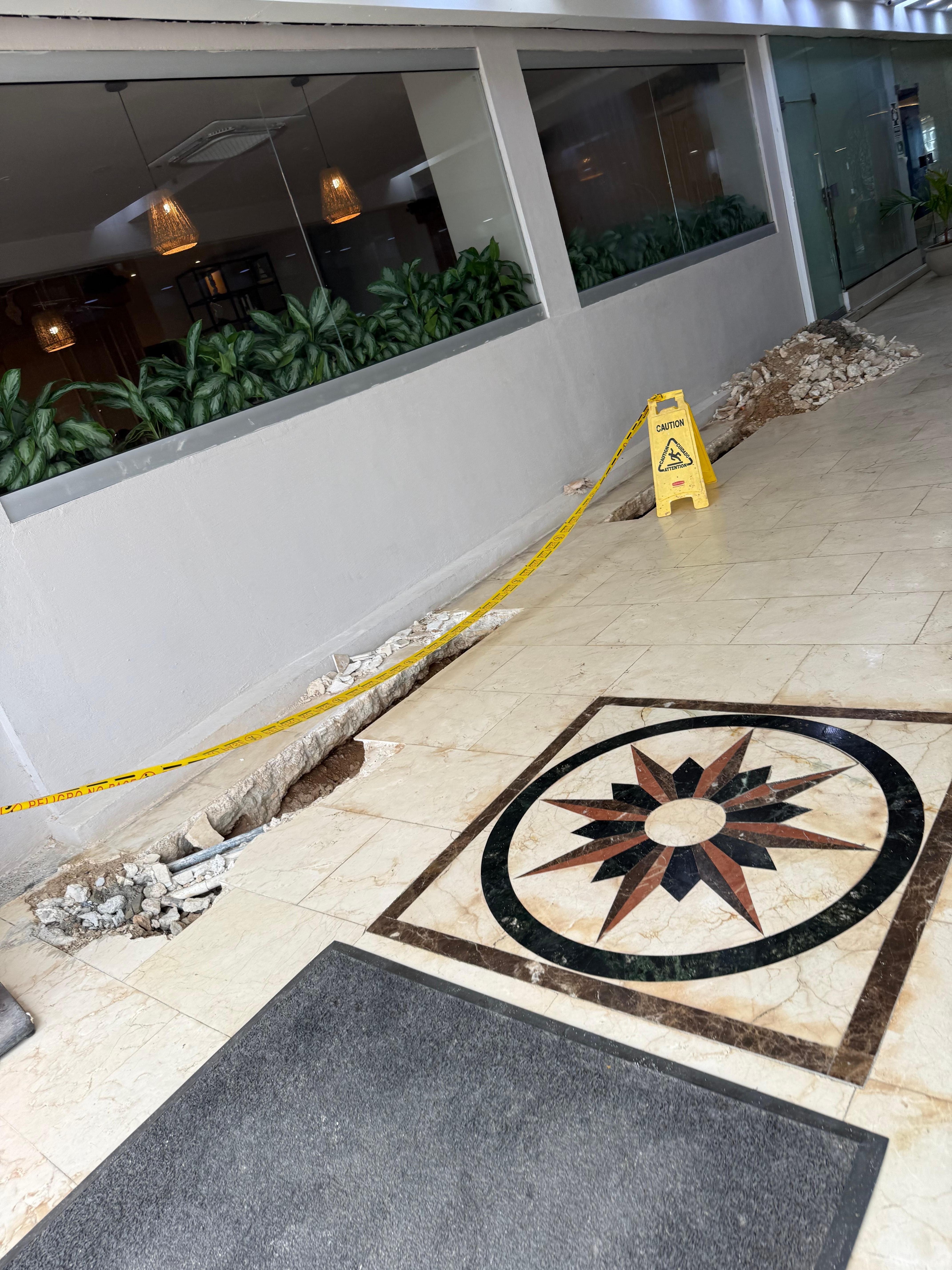 El ascensor está en construcción, por ello tocó subir y bajar cuatro pisos con maletas. 