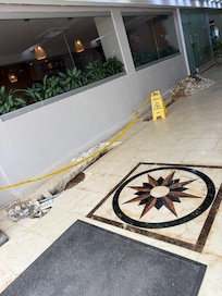 El ascensor está en construcción, por ello tocó subir y bajar cuatro pisos con maletas.