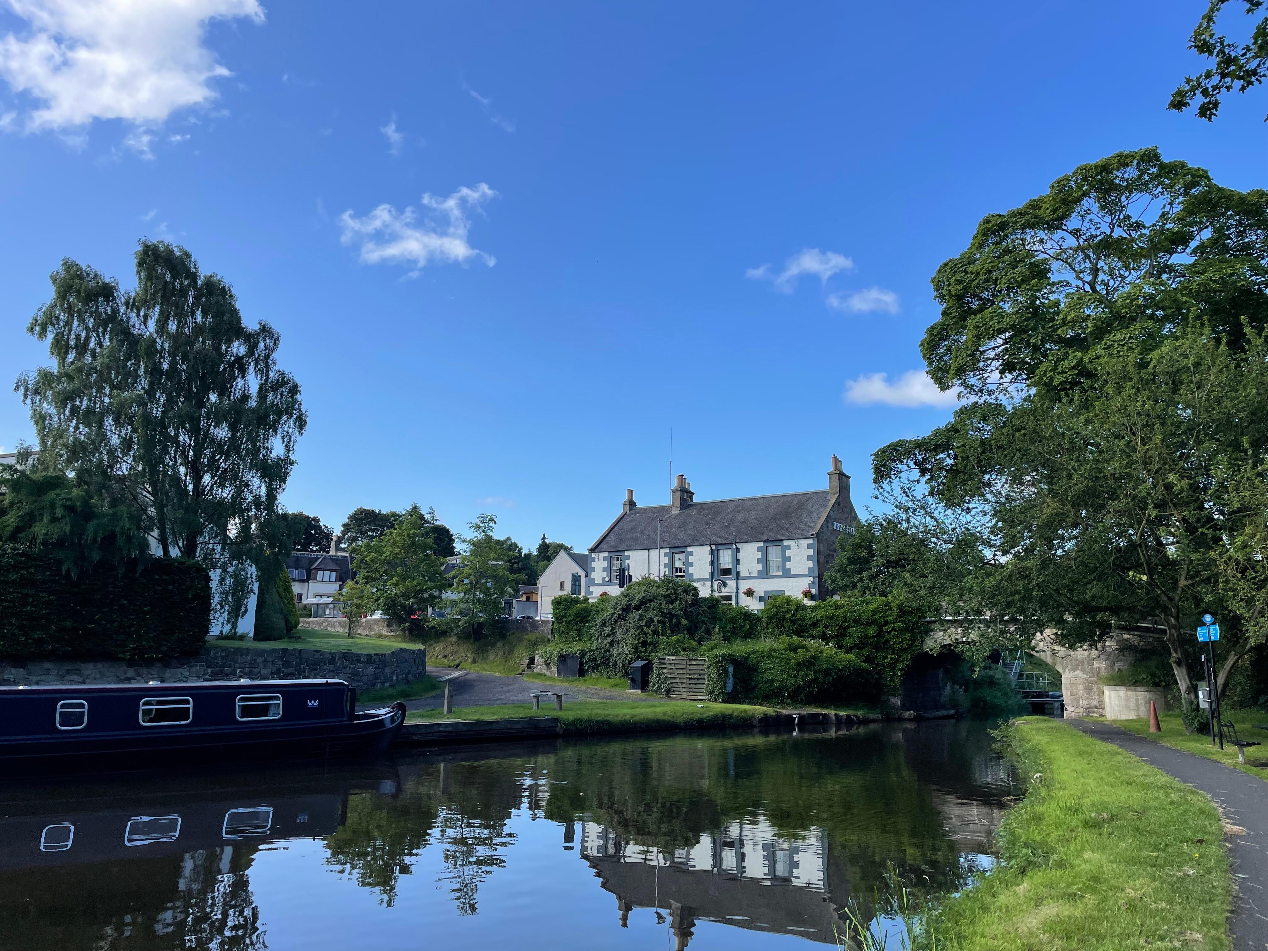 Am Kanal in Richtung Bushaltestelle 