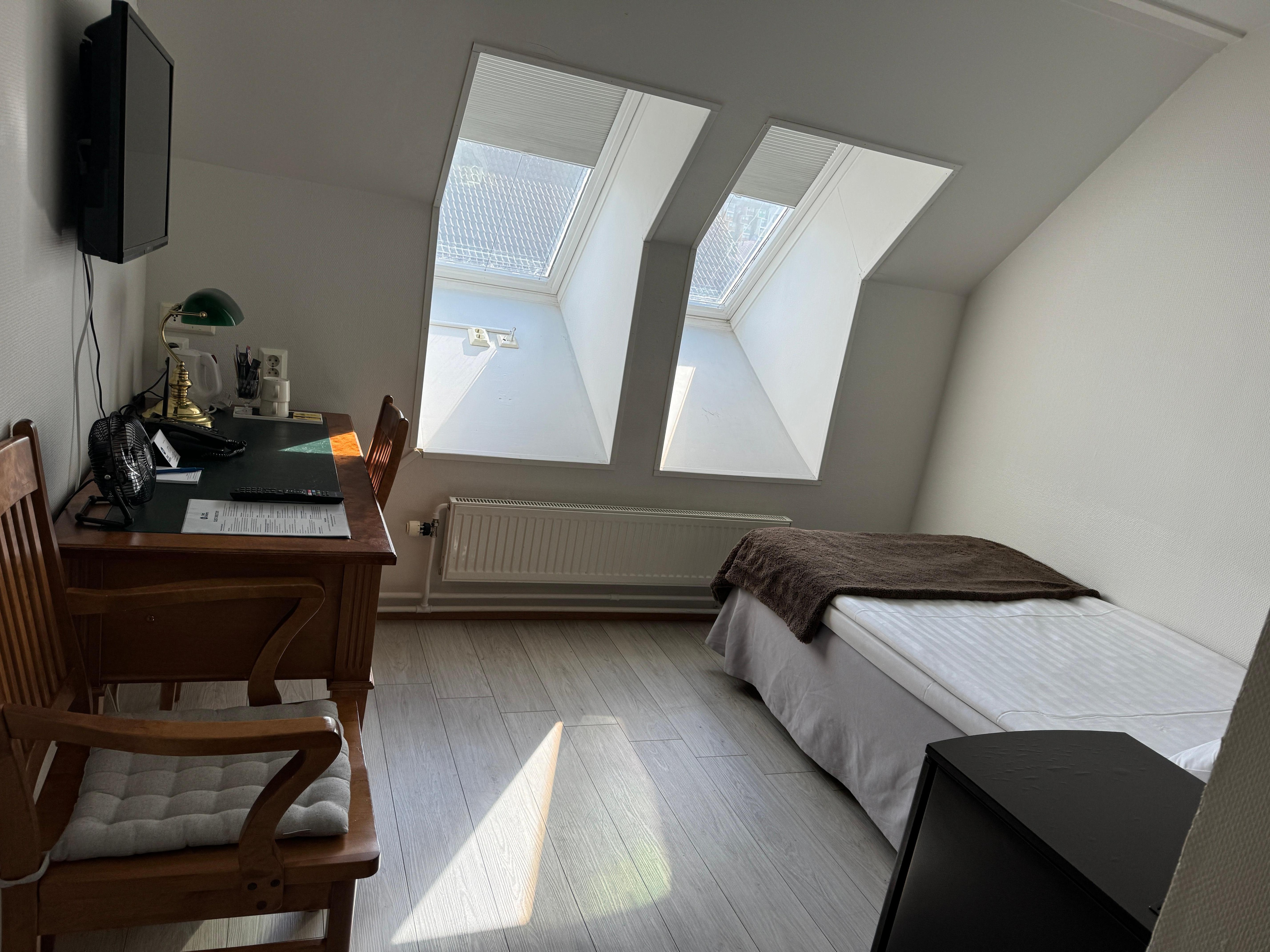 屋根裏みたいな5階の部屋。外の写真を見たら4階建てですよね。