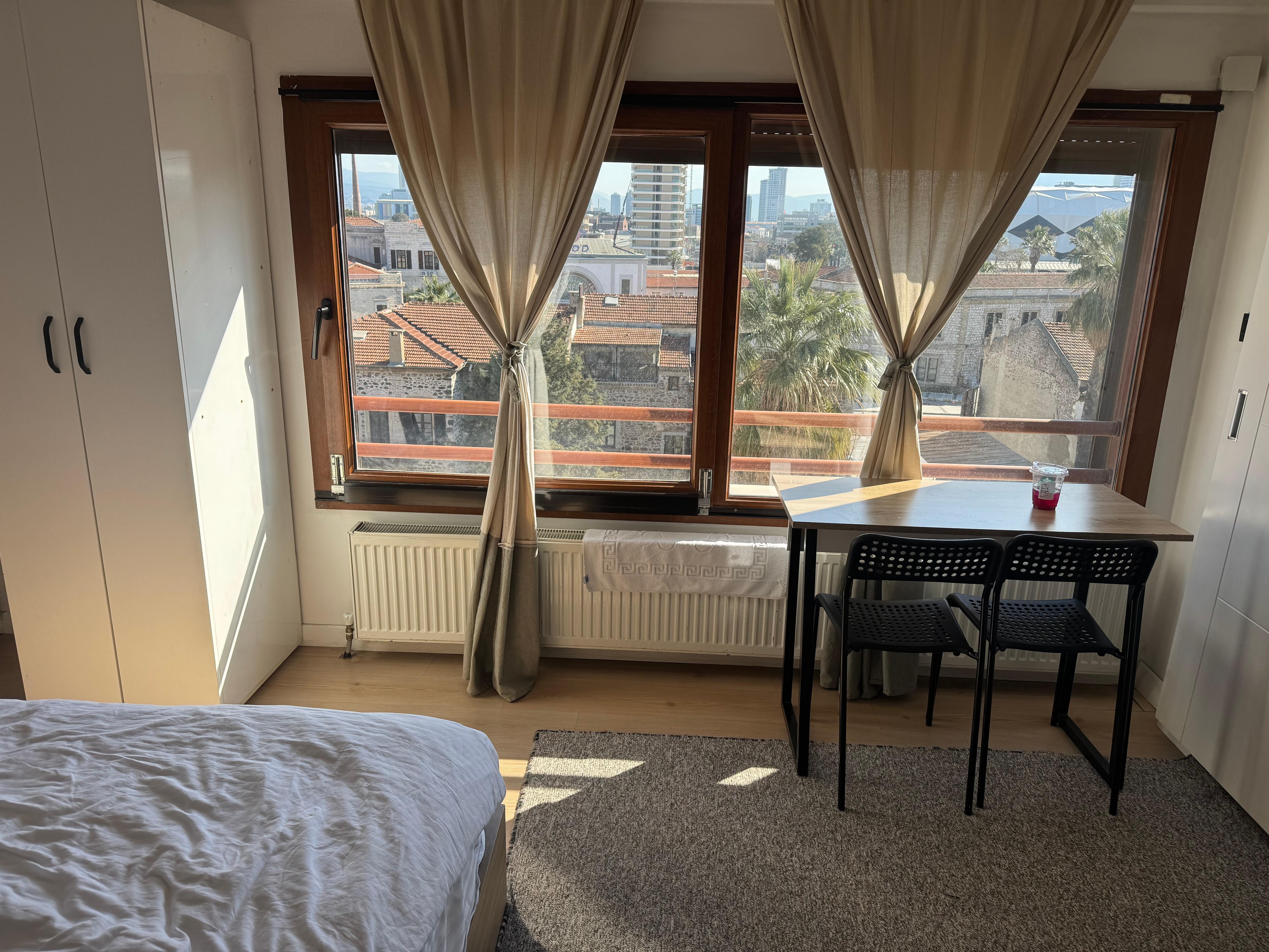 Inneneinrichtung, schlicht, einfach - Gardinen und Fenster waren sehr schmutzig 