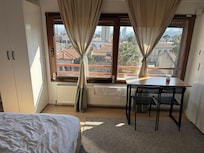 Inneneinrichtung, schlicht, einfach - Gardinen und Fenster waren sehr schmutzig