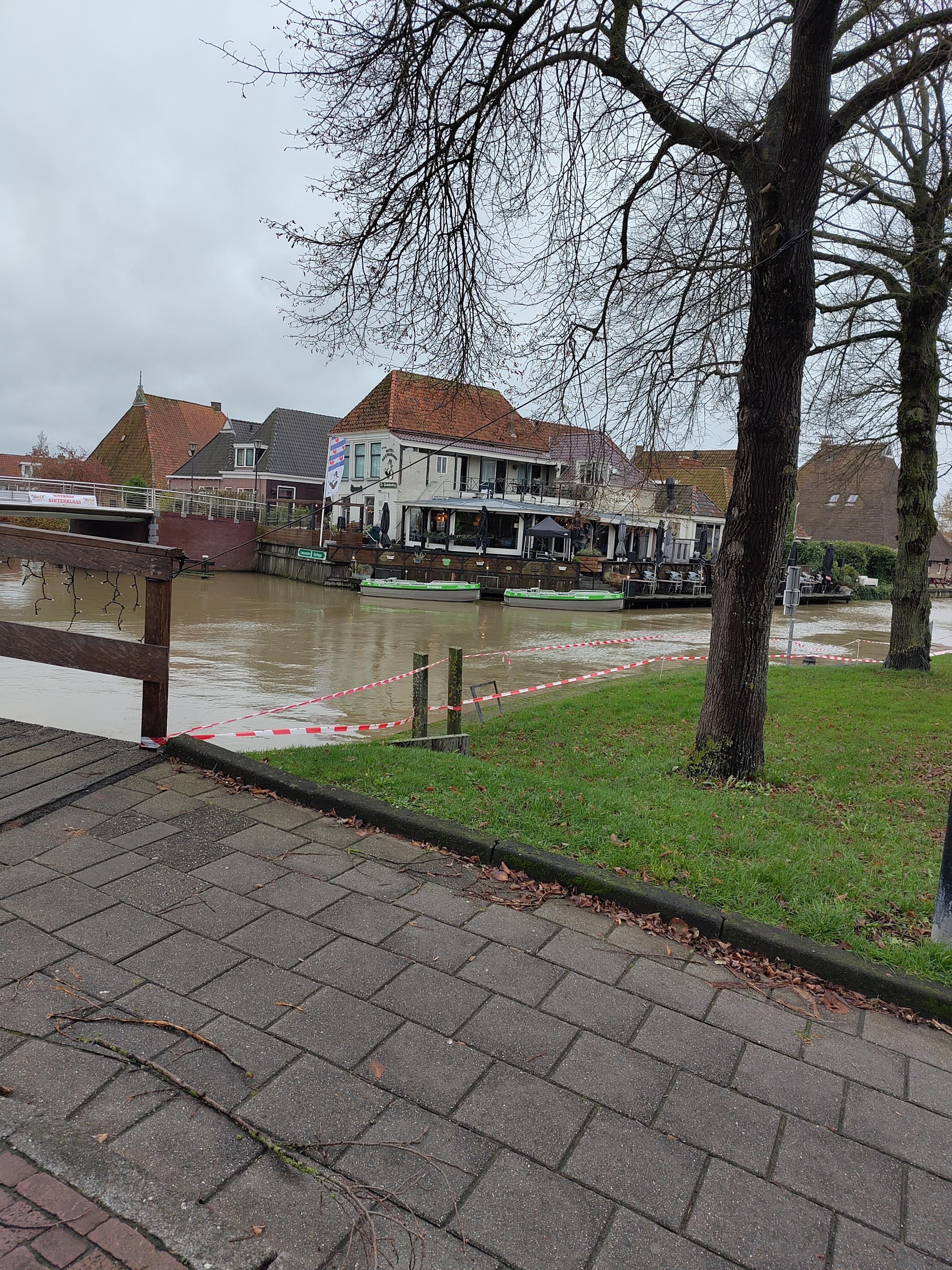 Het hotel gefotografeerd vanaf de overkant 