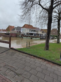 Het hotel gefotografeerd vanaf de overkant