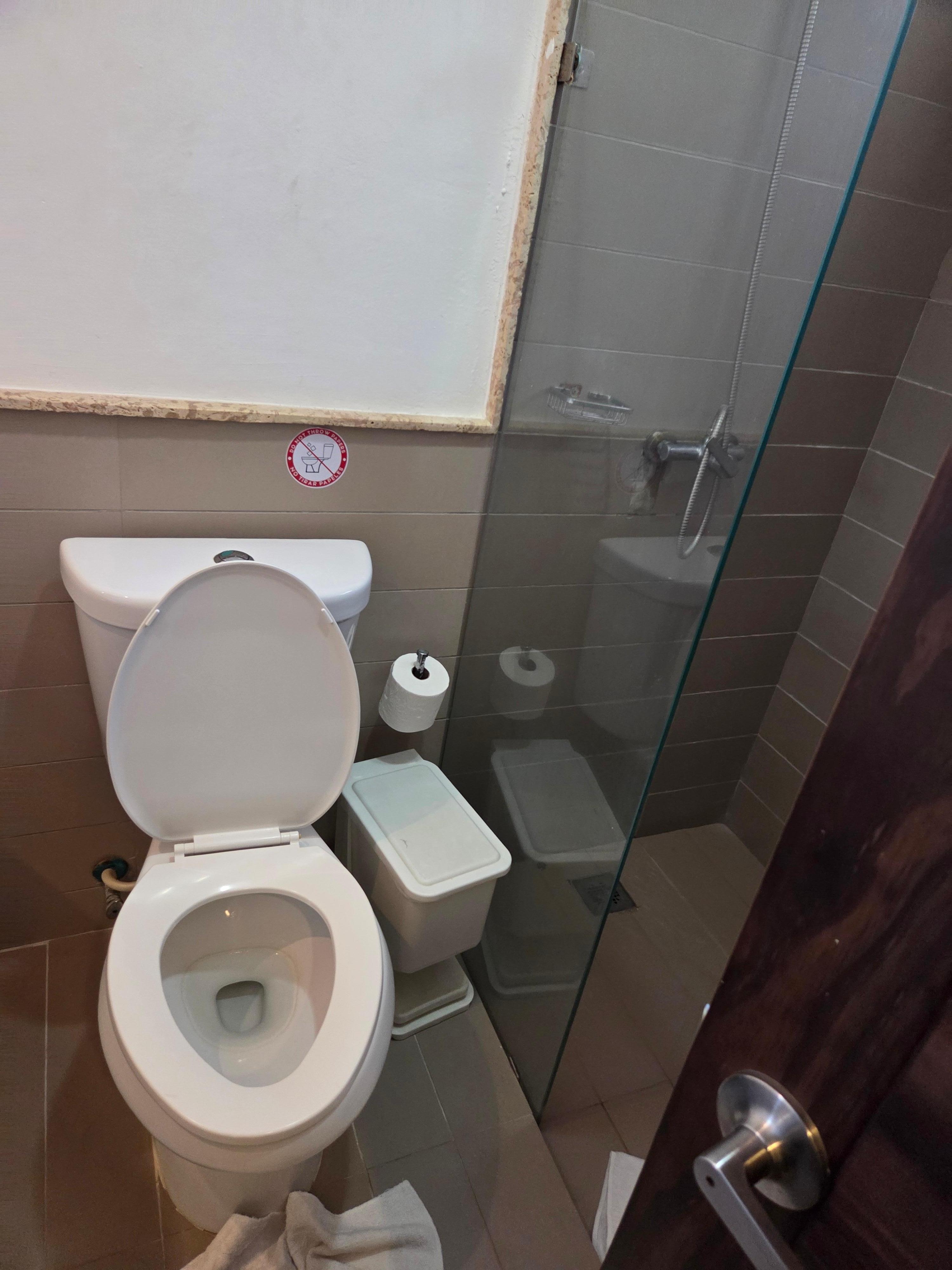 Tiny bathroom., no hot water and didn't drain