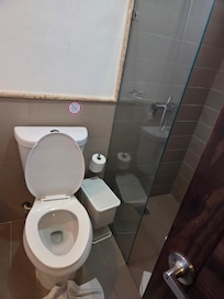 Tiny bathroom., no hot water and didn't drain