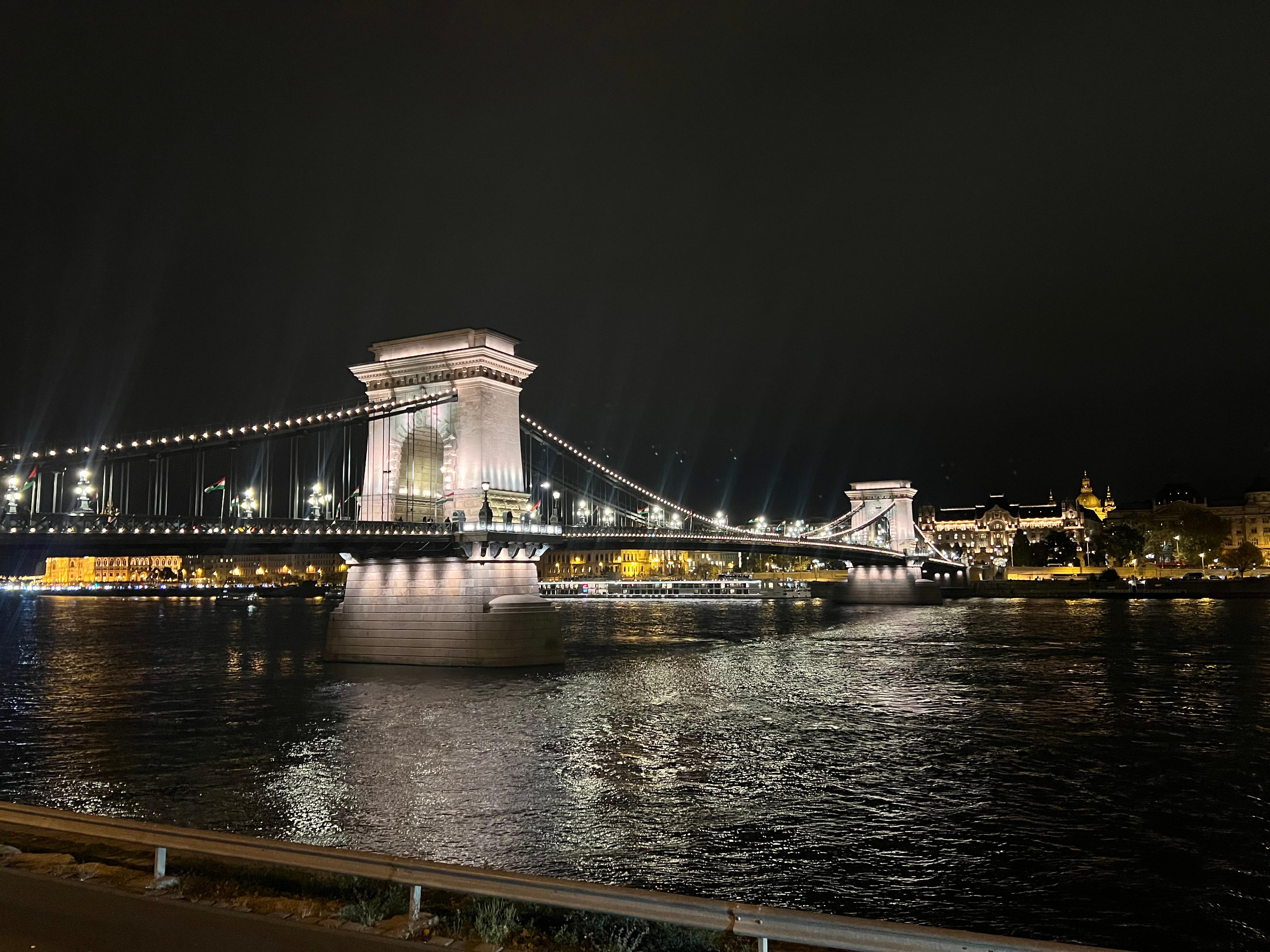 Kettenbrücke vom Hotel aus sichtbar 
