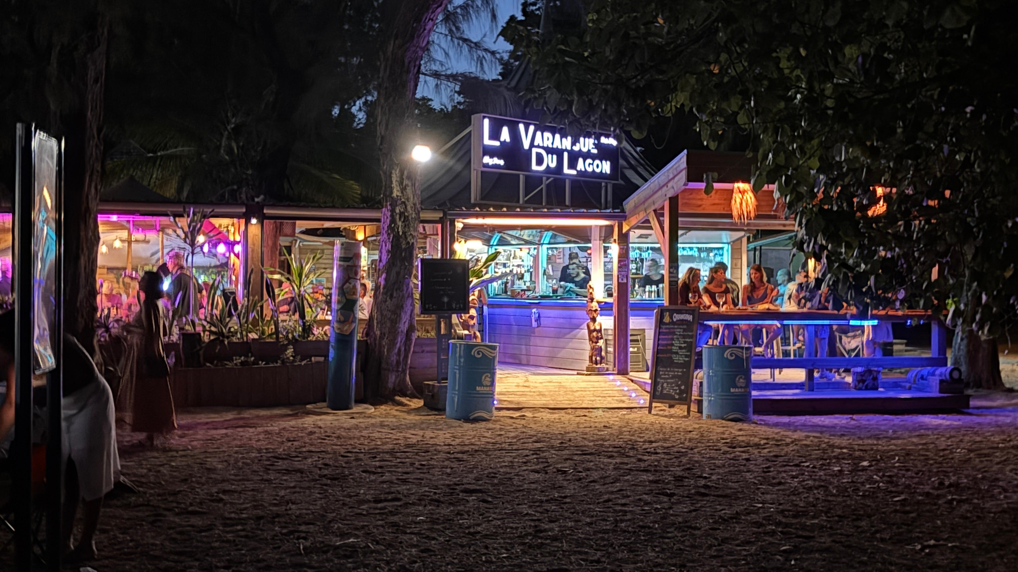 Restaurant à côté de l’hôtel sur la plage 
