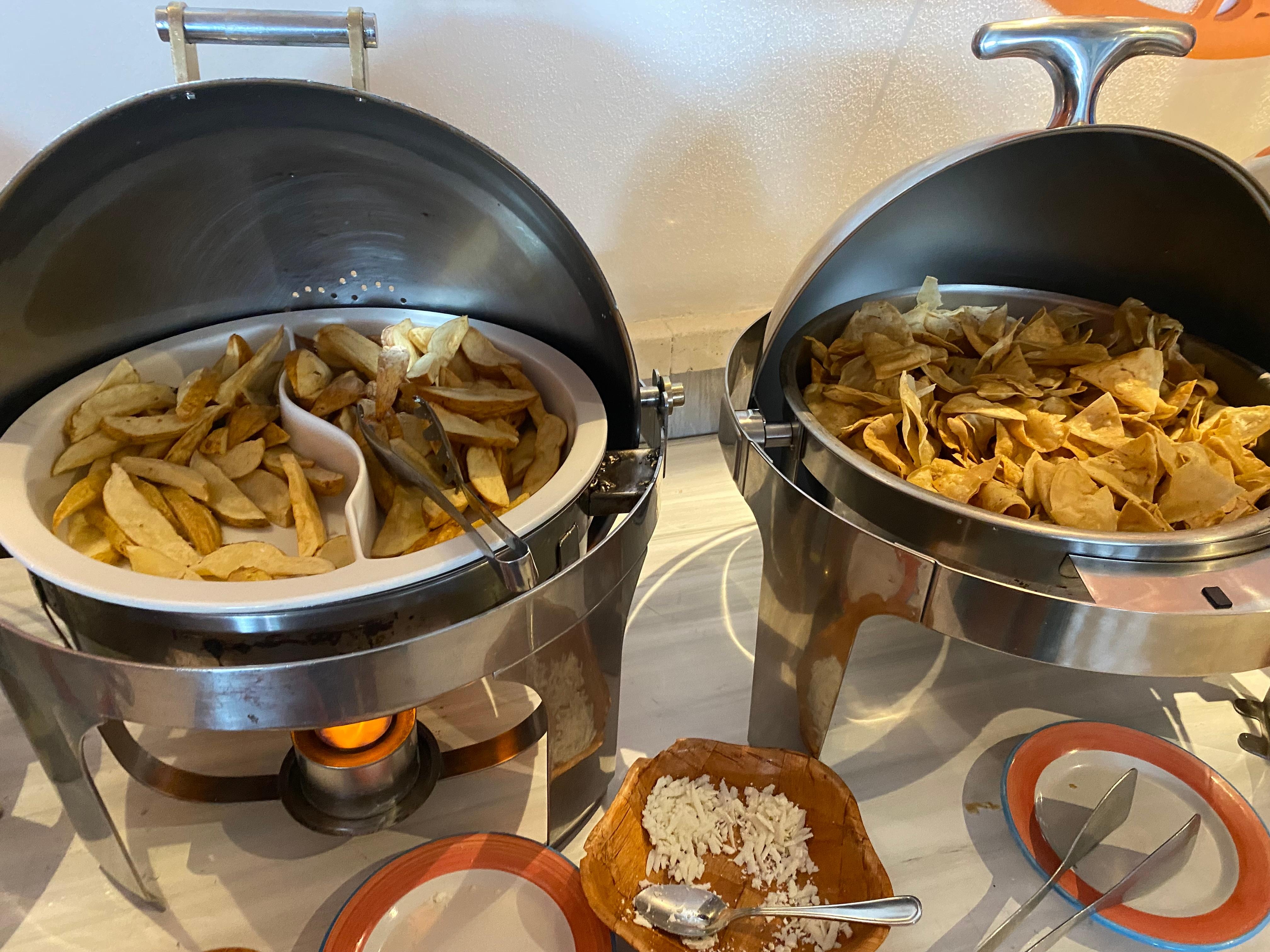 Para desayunar papas a la francesa y chilaquiles