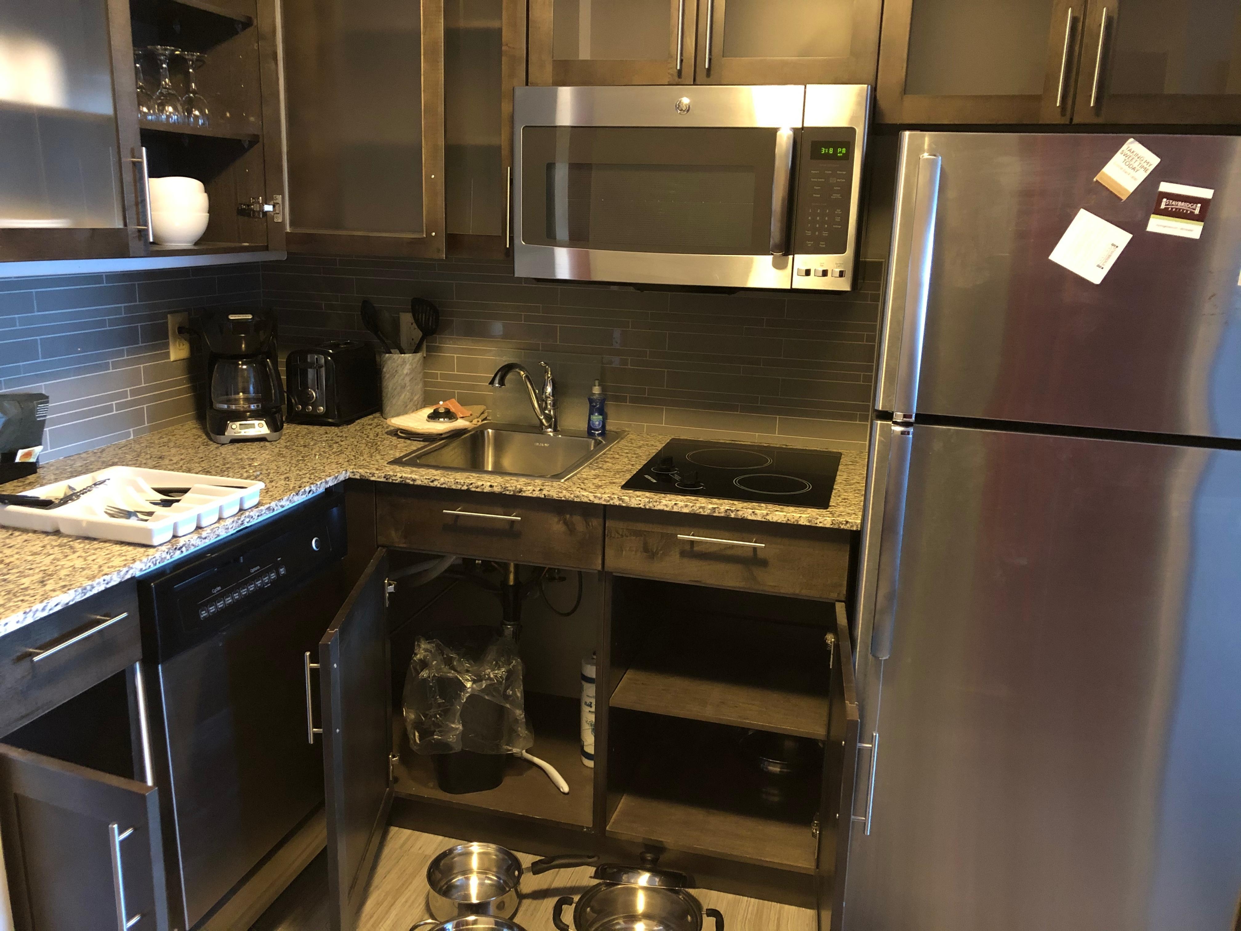 鍋もいくつか備え付けでした。