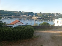 En sortant de la maison