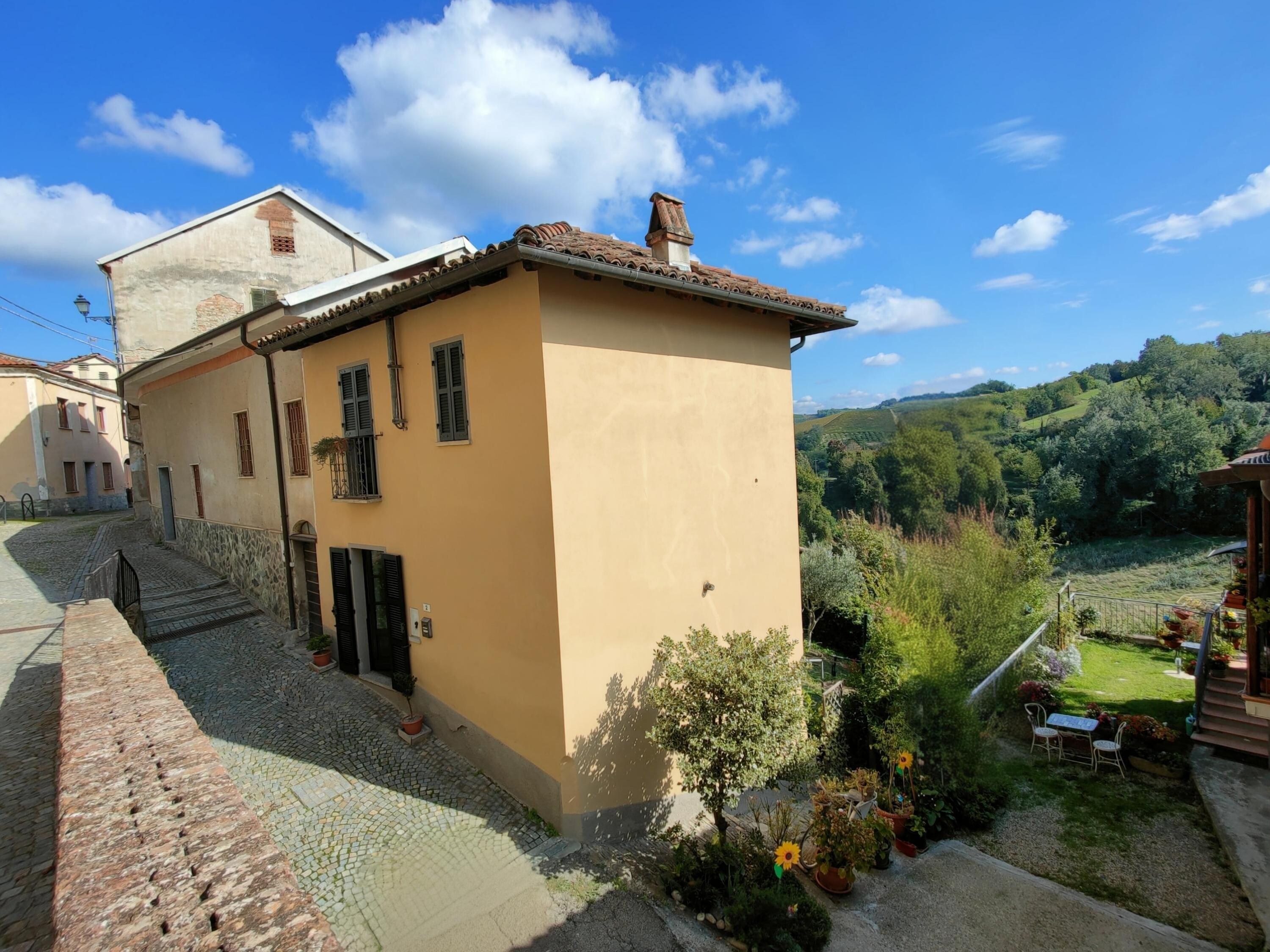 Häuschen vom Parkplatz aus