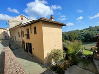 Häuschen vom Parkplatz aus