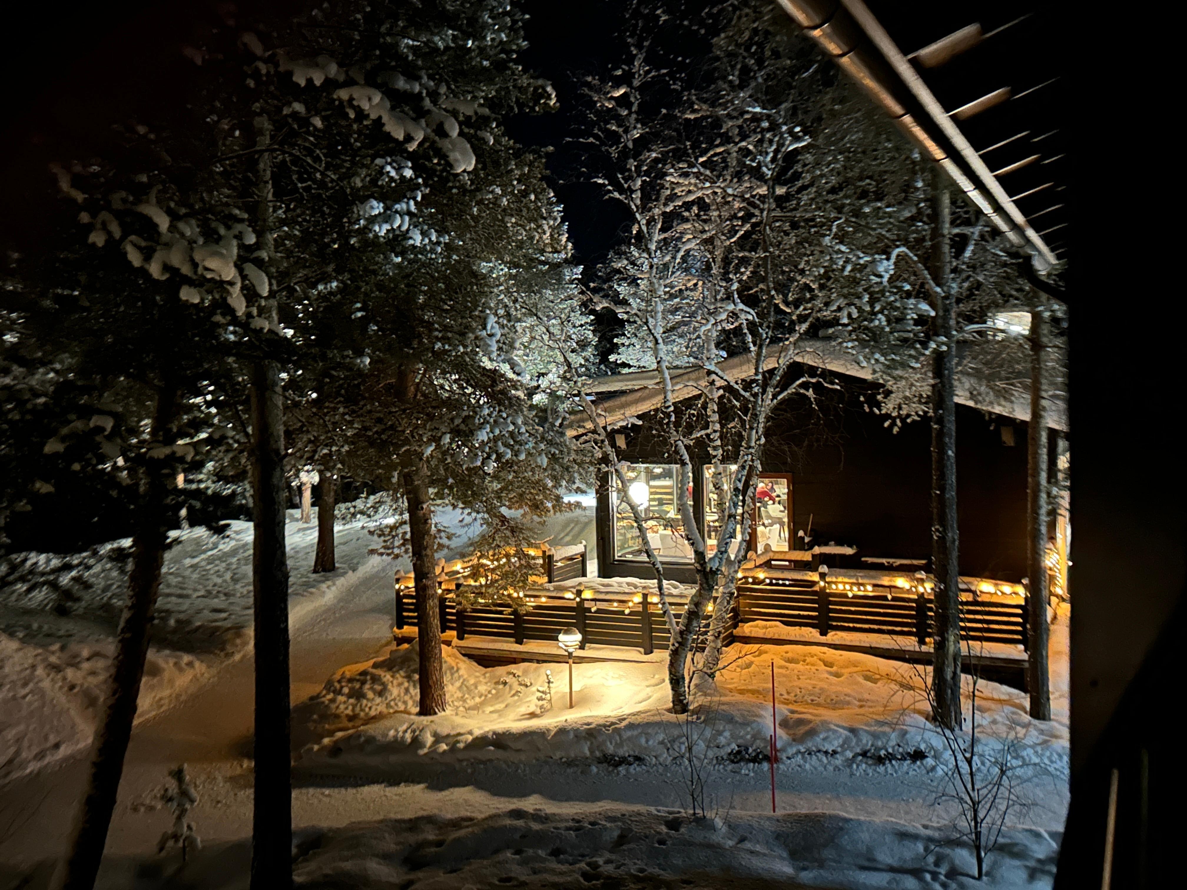 Restaurant im Winterabendlicht