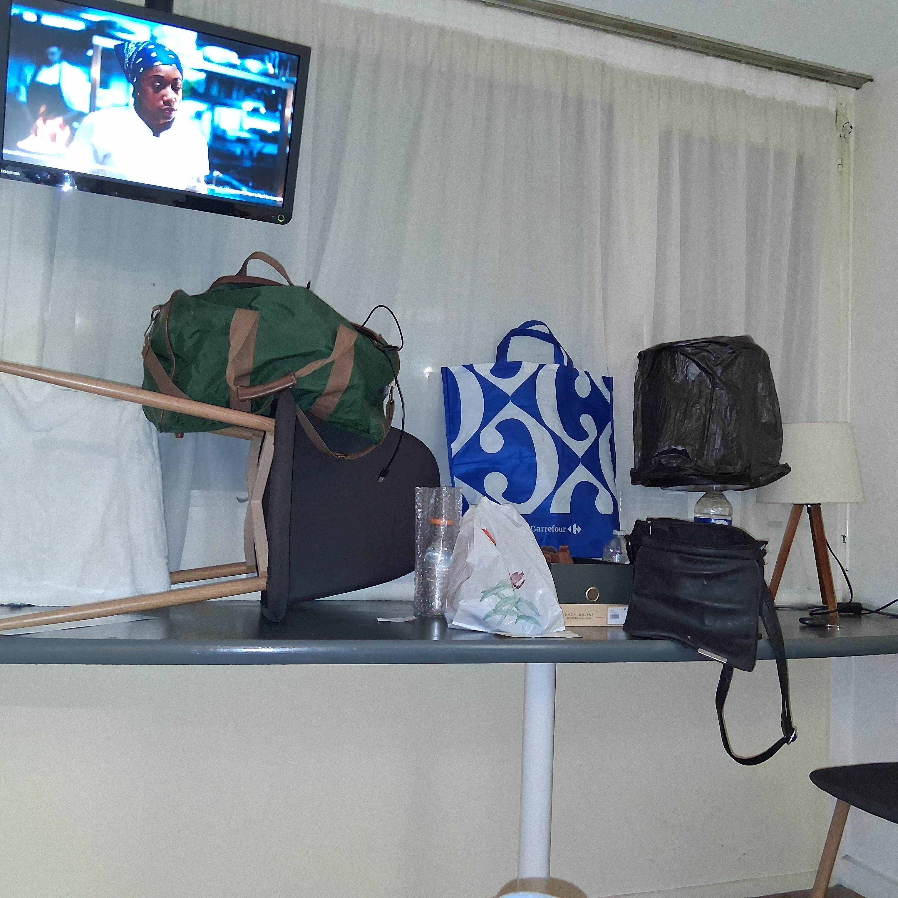 Montage  d objets pour masquer le vis a vis....
Chambre 58