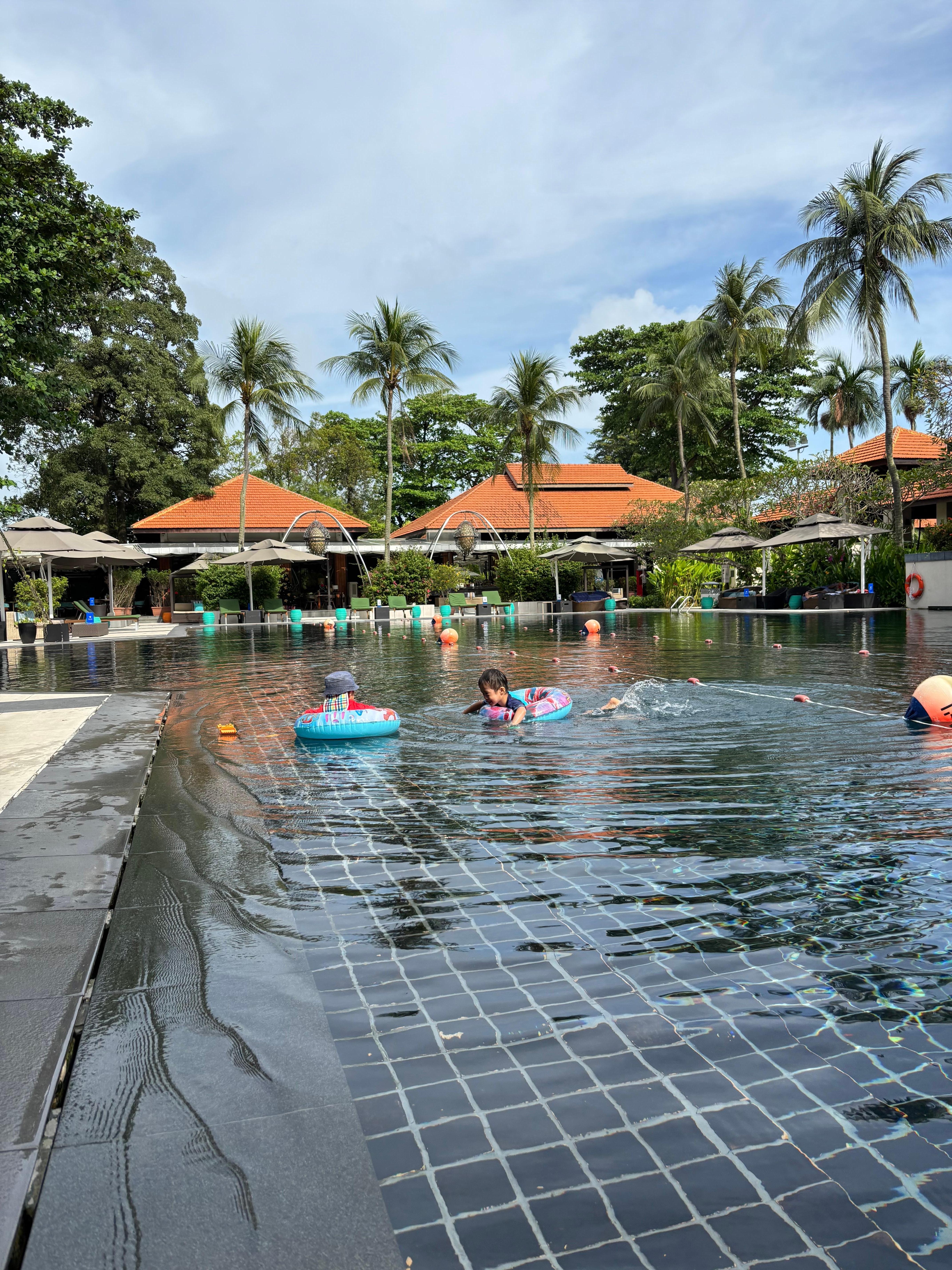 とても綺麗なプールでした