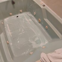 Staind and dirty jet tub we had to attempt to clean ourselves.