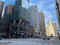 Fachada do Hotel visto da Avenida Michigan e Wrigley Building ao fundo.