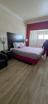 We only have this one photo to share.