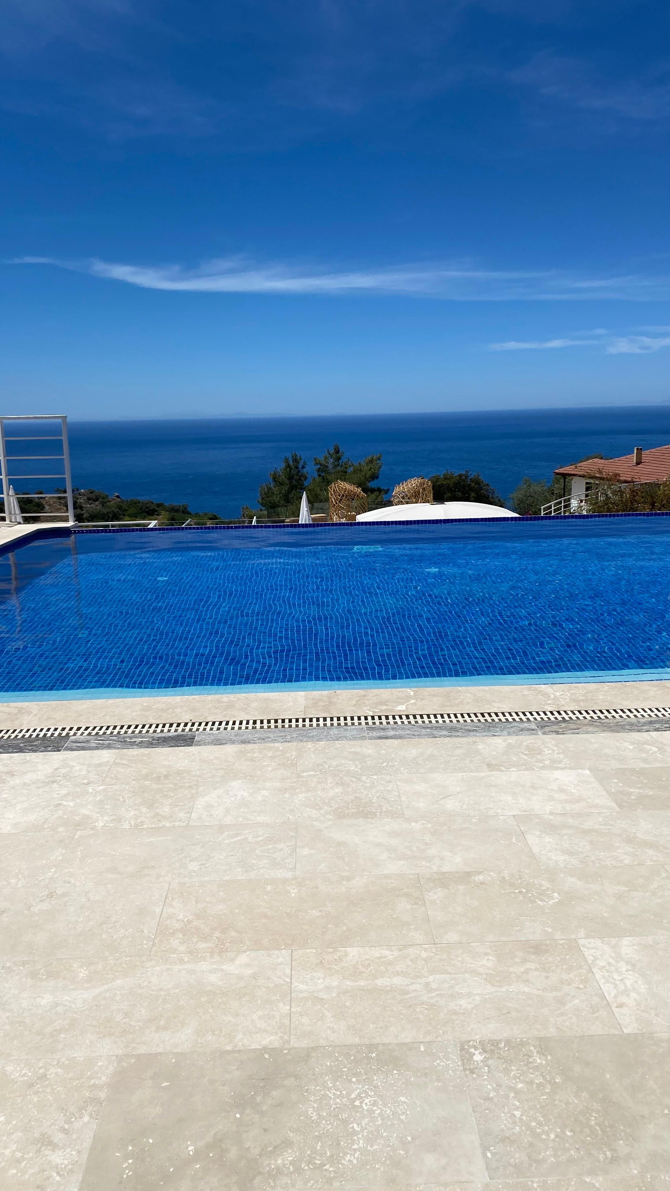 Swimming pool ( infinity view)