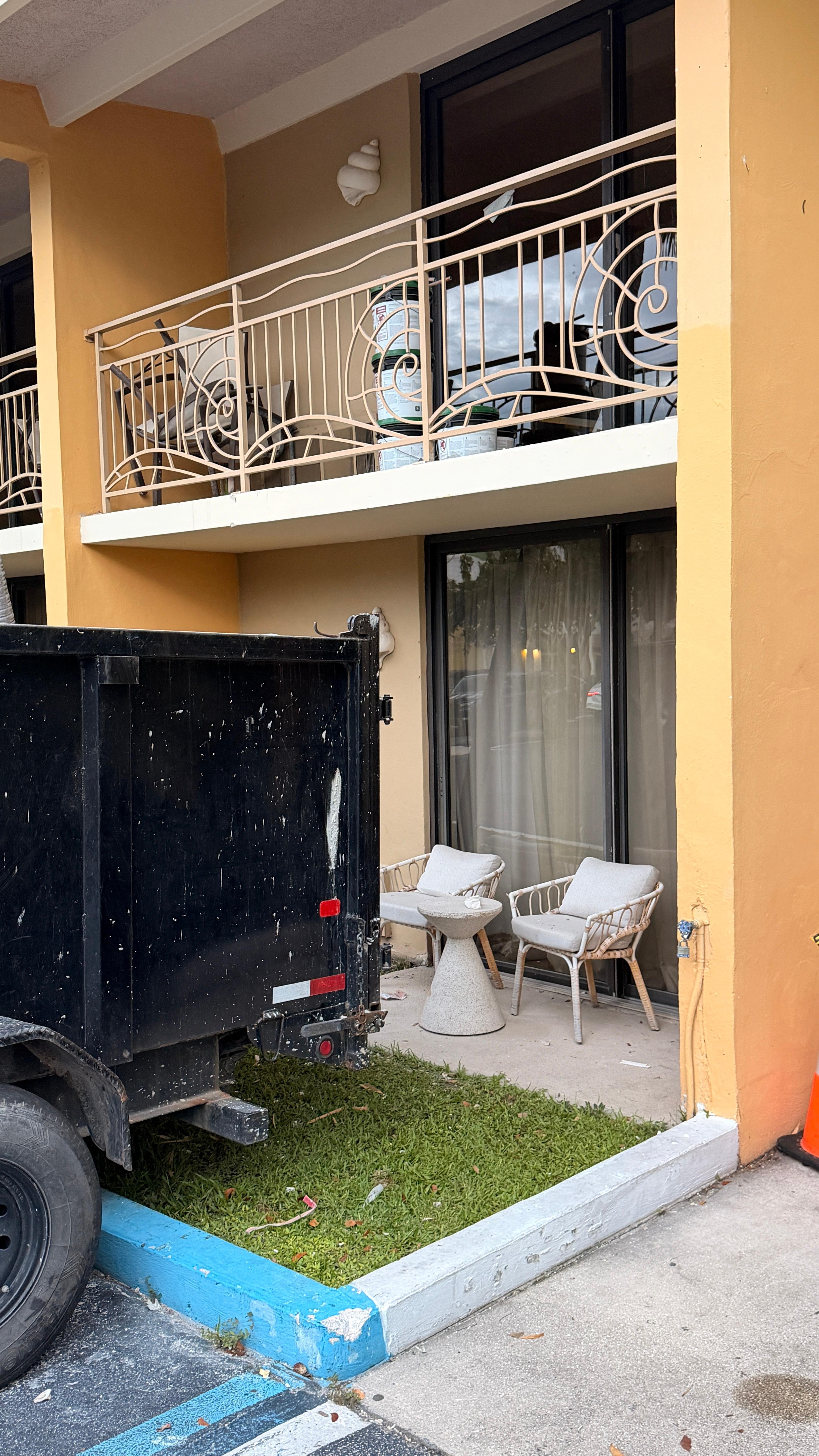 Bauschuttcontainer vor unserer „ Terrasse“ in dem der Bausschutt vom über uns liegenden Zimmer geworfen wurde