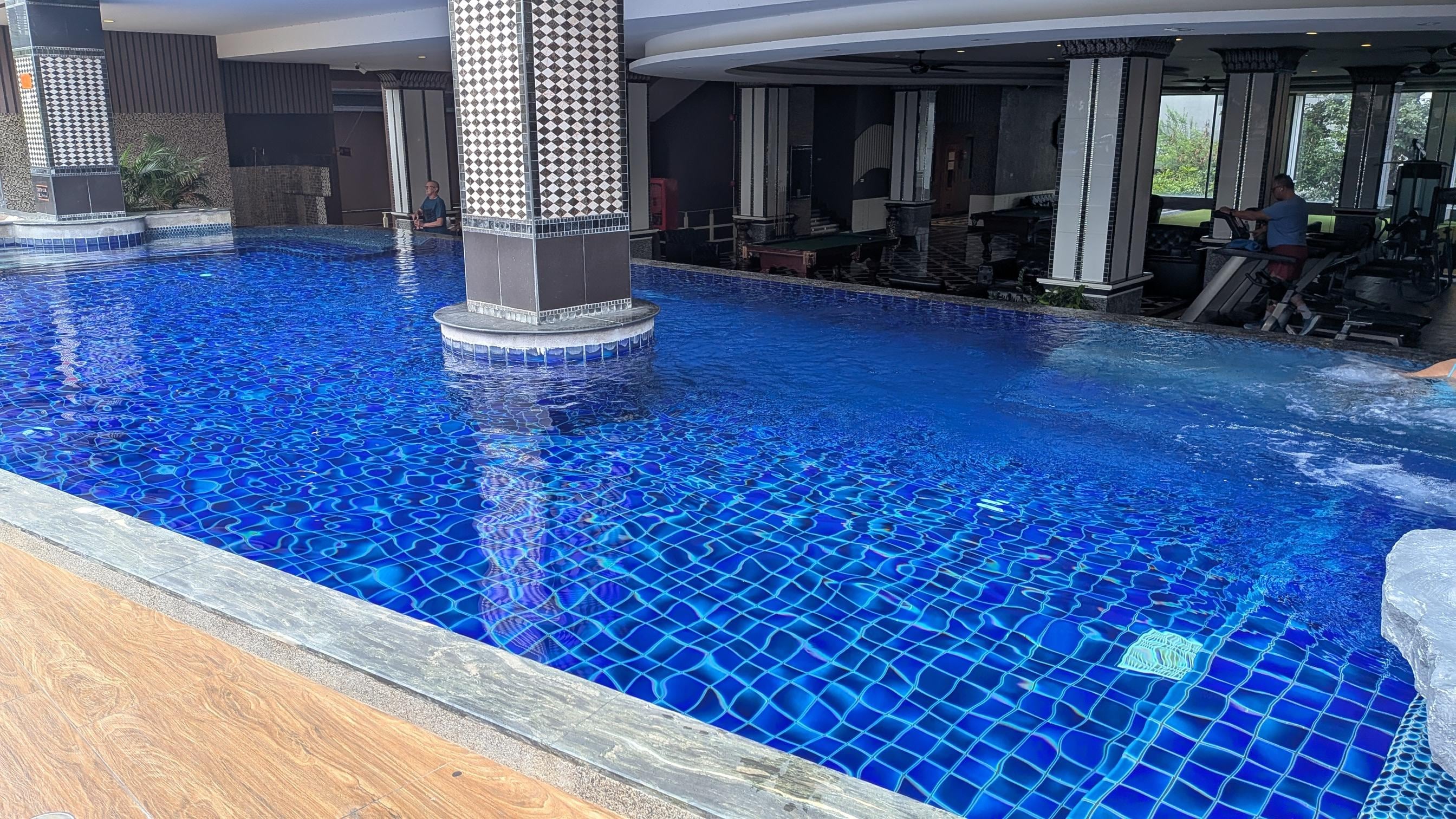 You can have shade or sun in the pool.or.on the deck.