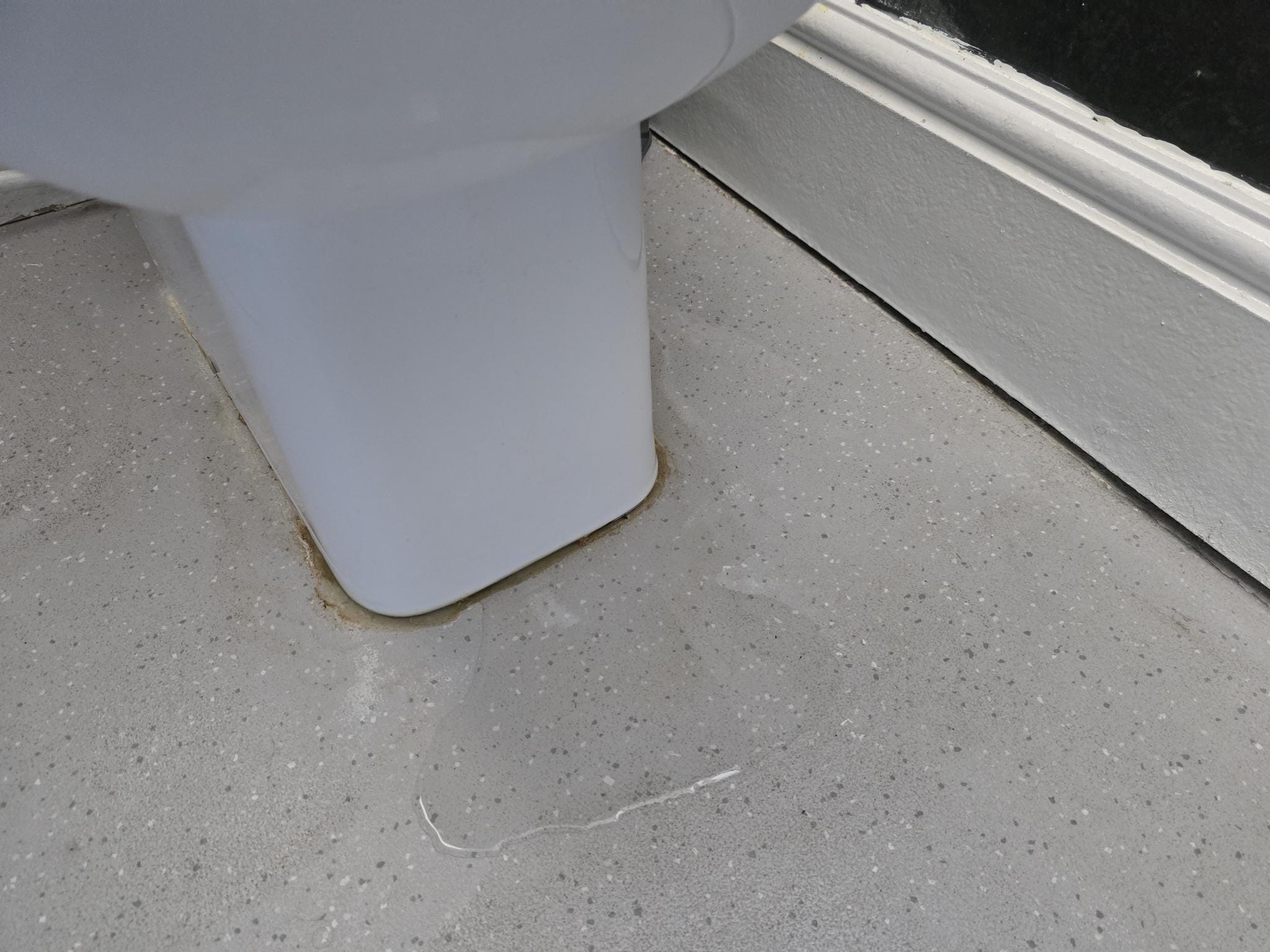Wasser trat unter dem Toilettenbecken hervor