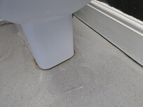 Wasser trat unter dem Toilettenbecken hervor