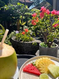 Vid poolen . Mmmm så gott och fräscht !