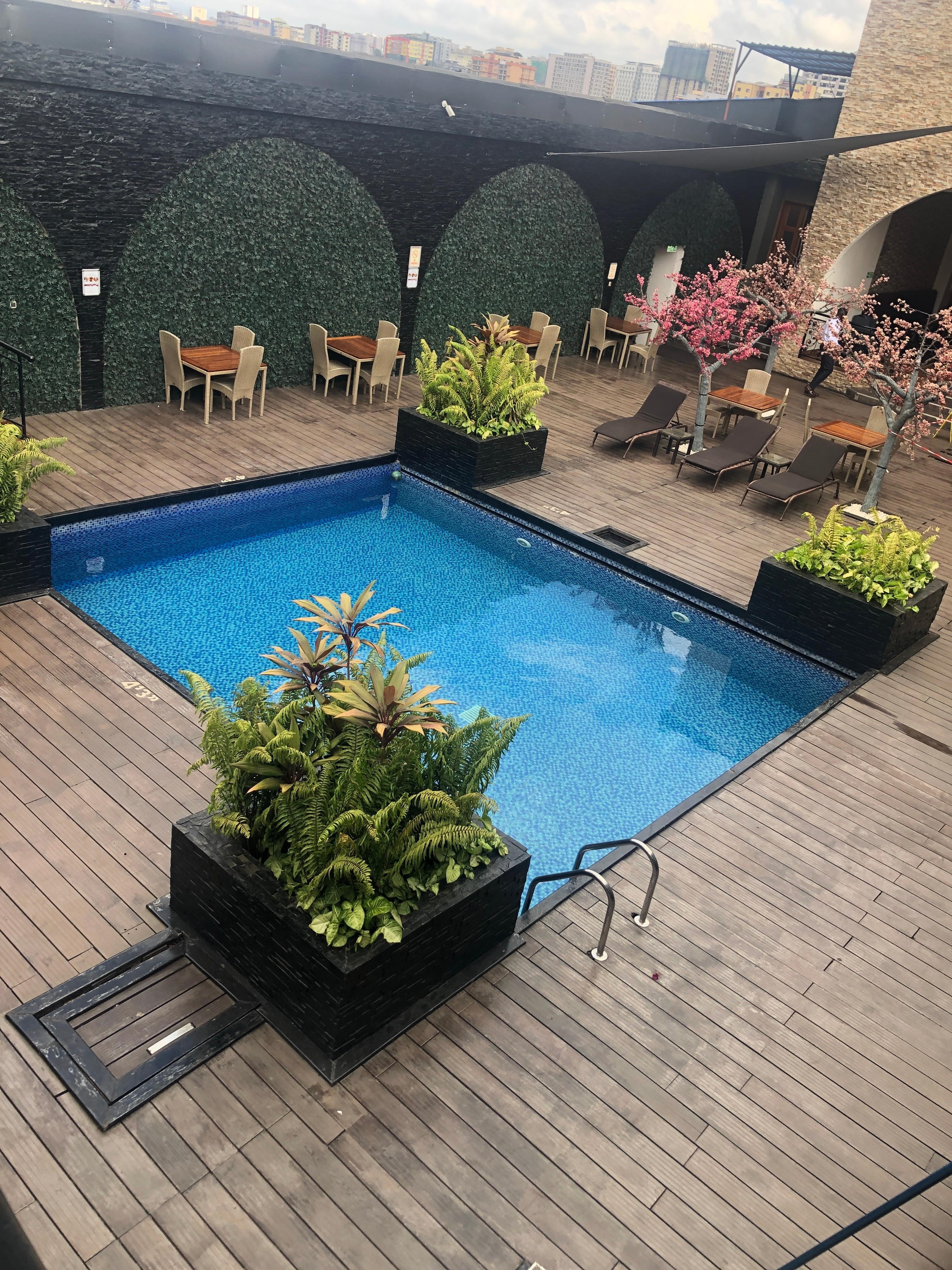 Hotellets pool. Der er bar og restaurant lige ved siden af. Er på øverste etage.