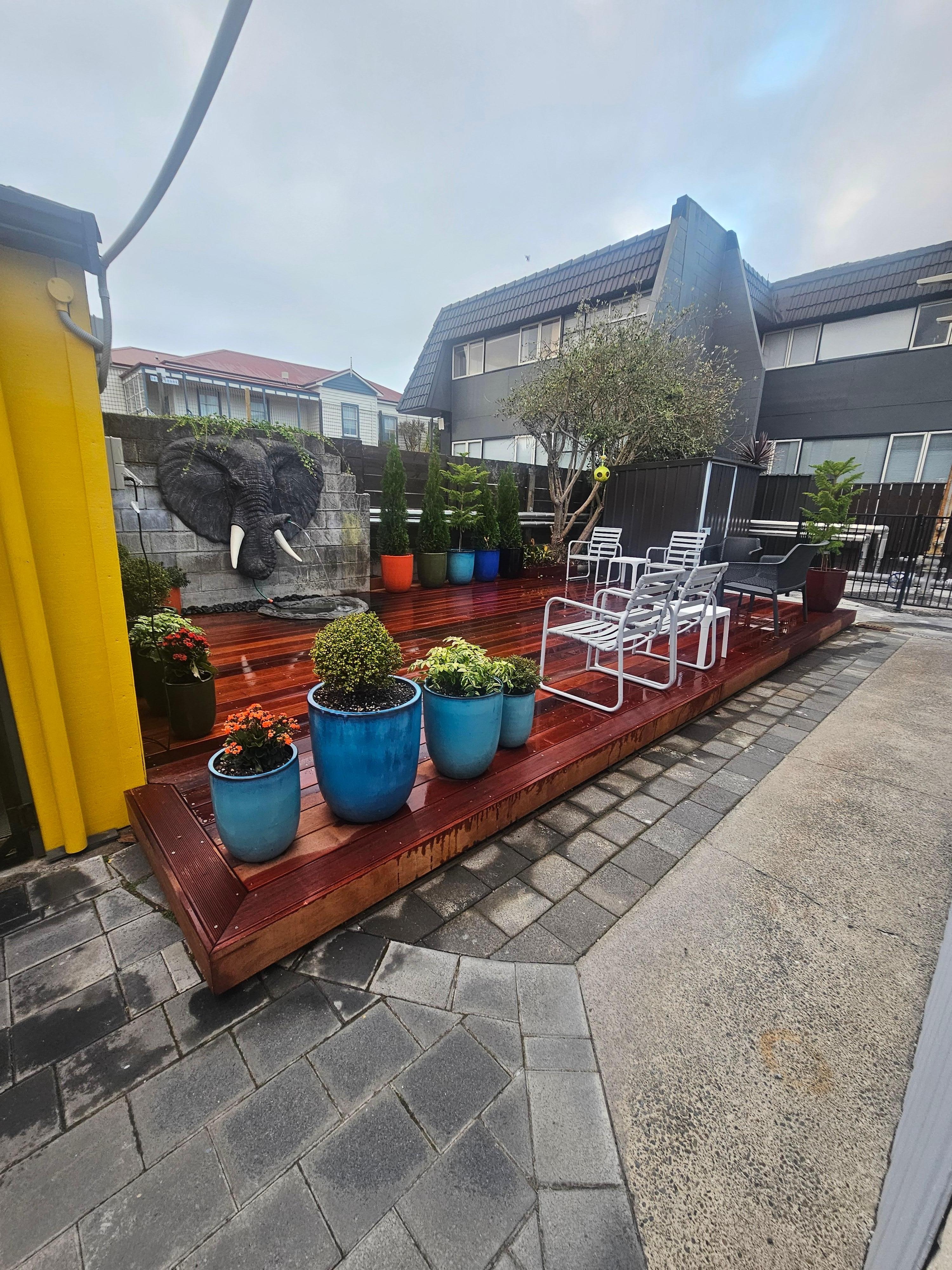 Lounging area to the right of the hot spring tubs.