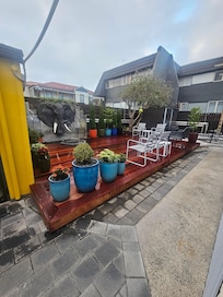 Lounging area to the right of the hot spring tubs.