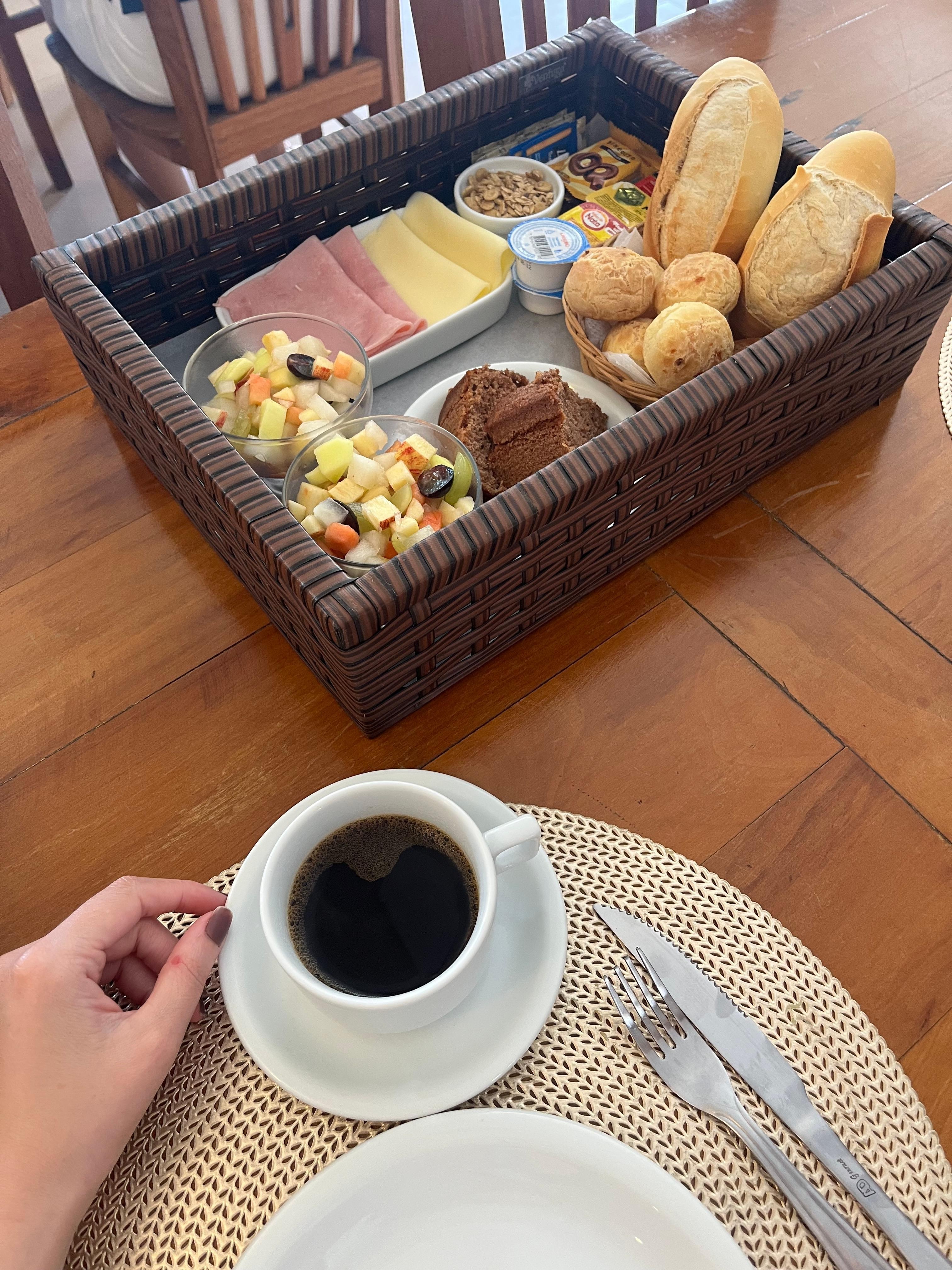Apaixonada por esse café na cesta e com vista para o mar!