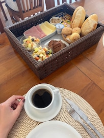 Apaixonada por esse café na cesta e com vista para o mar!