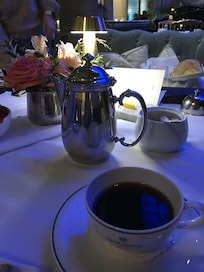 Koselig atmosfære og god service under frokosten.