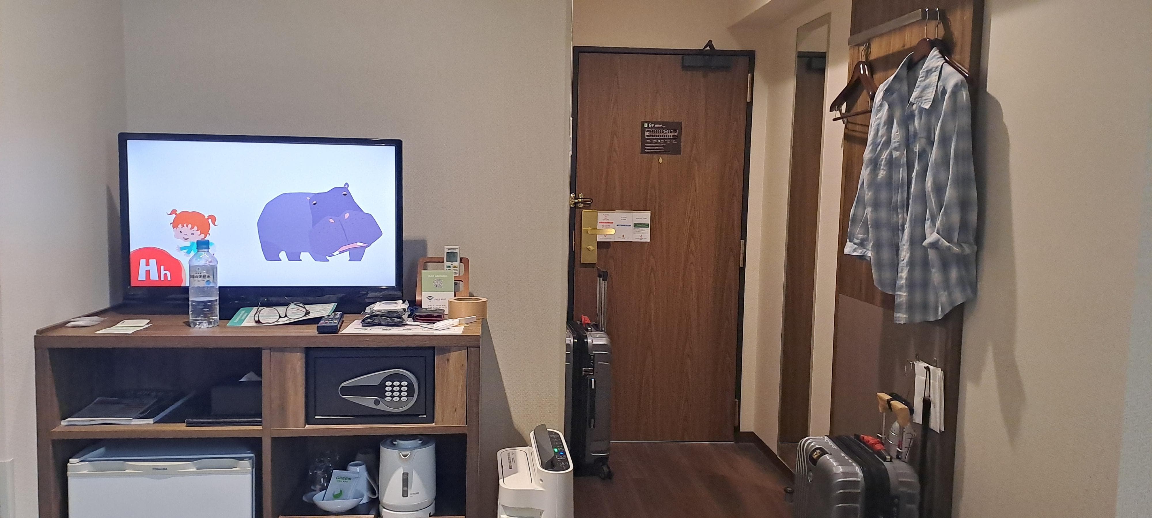 옷장은 없고 옷걸이 4개 있음.혼자서 지내기엔 괜찮았음.옷을 걸수 없어 좀 쭈글 거리지만다리미 빌릴수있음