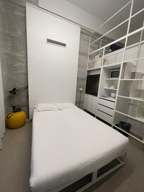 Bett vor der Balkontür