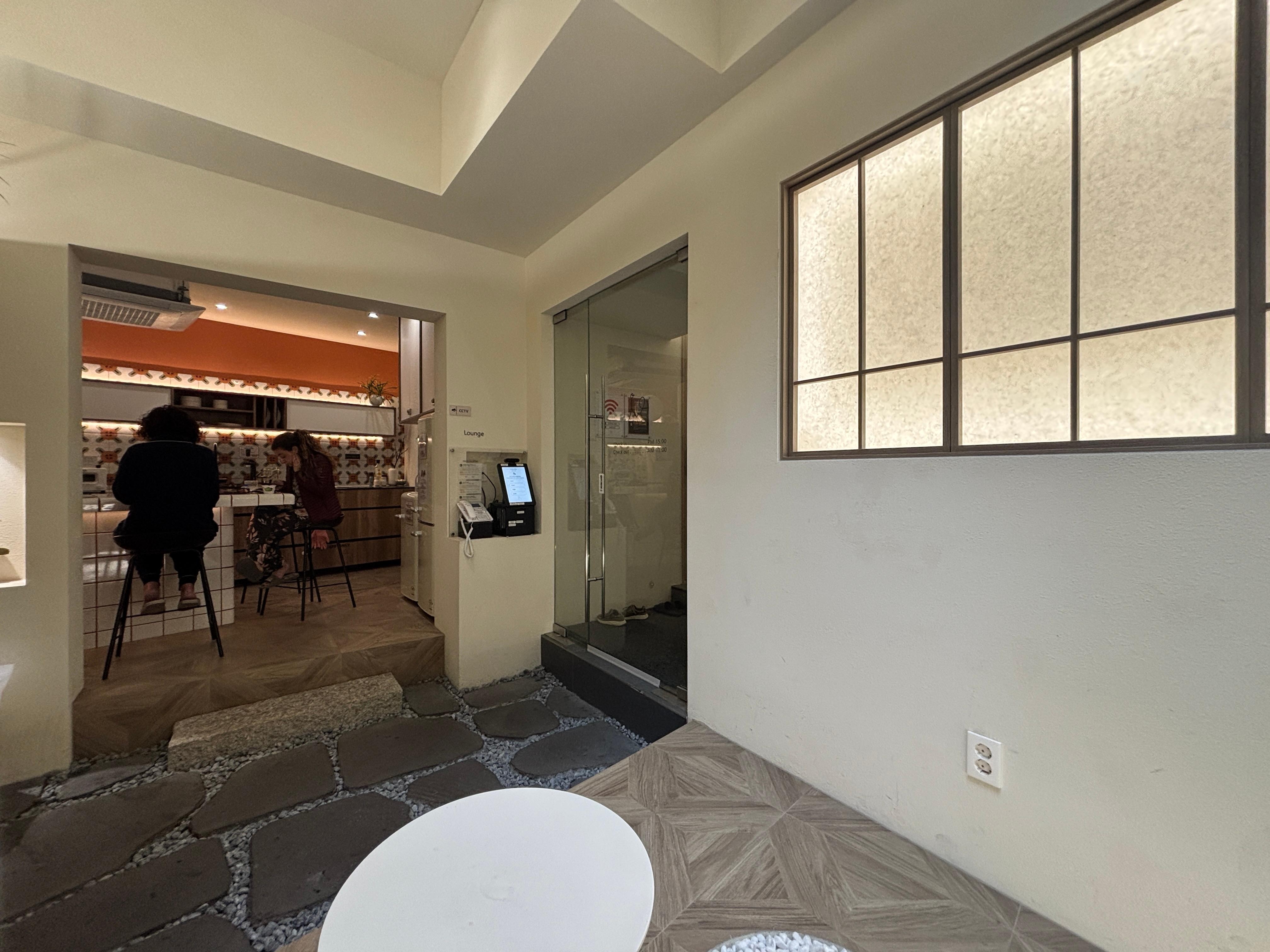 お皿やコップ、調理器具もあります。簡単な料理ならできそうです。
ラーメンとmaximとお茶、ウォーターサーバーが無料で提供されています。