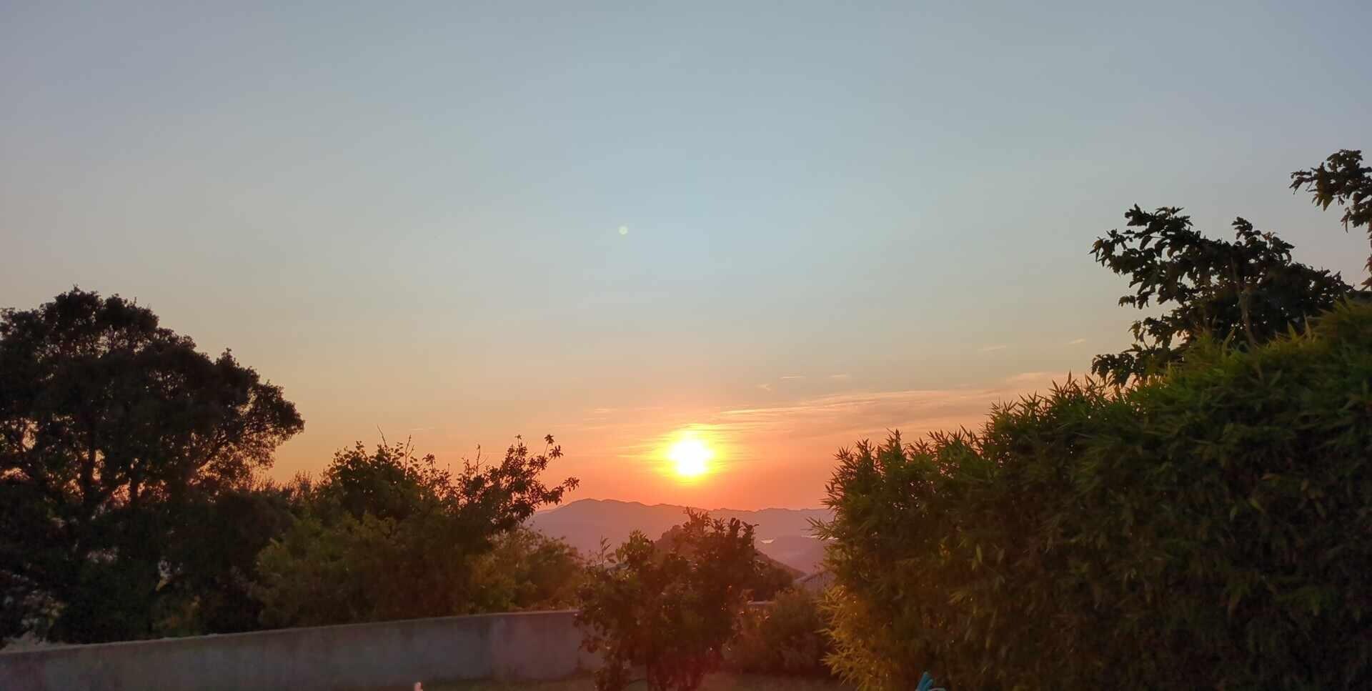 Vue de la terrasse, coucher de soleil 