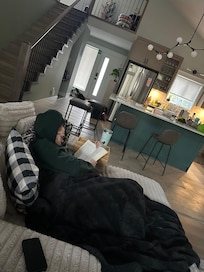 This ginormous lounger chair was a super comfy spot to challenge yourself not to fall asleep, reading 📖