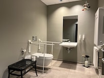 Handikapptoalett i foajén.