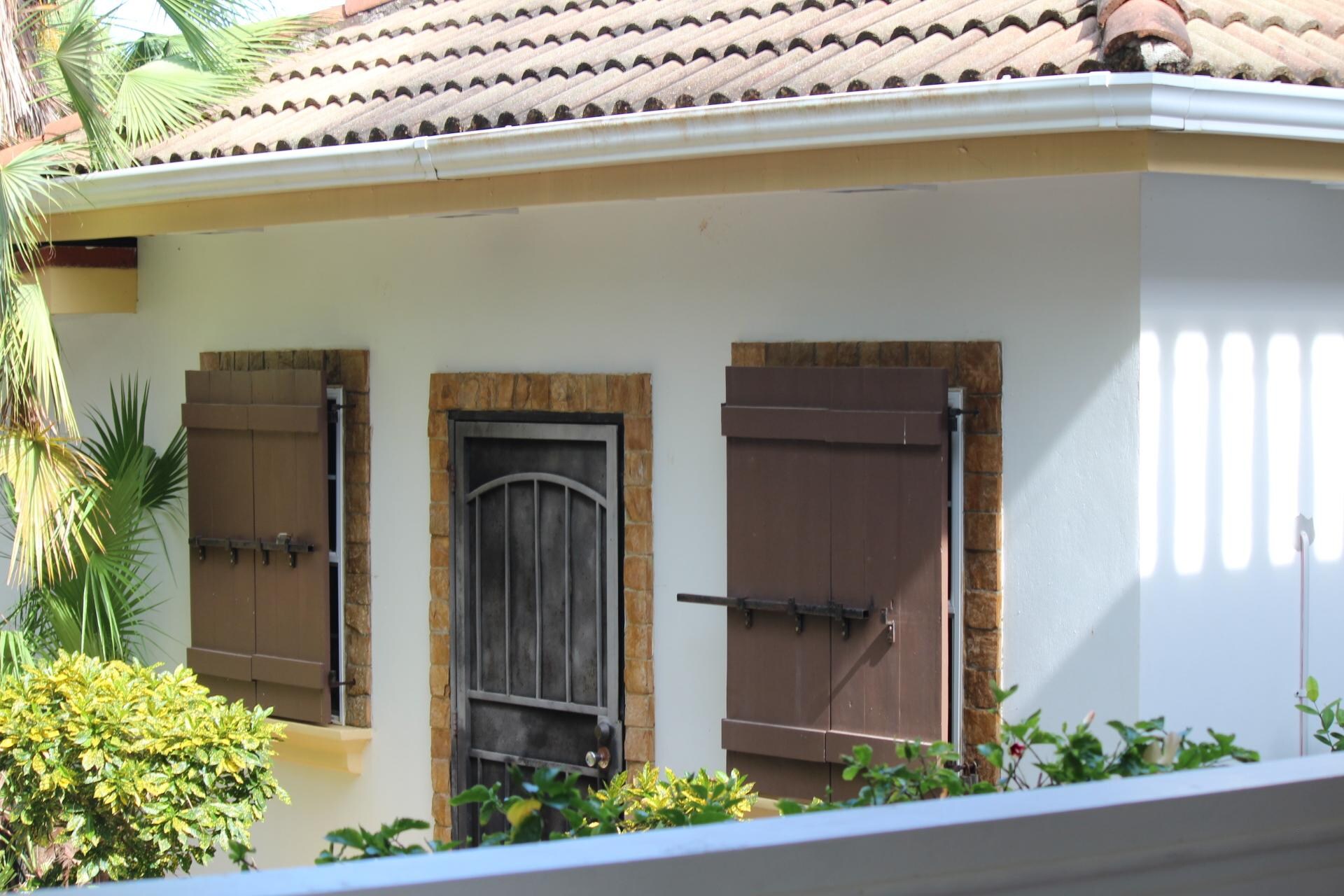 Guest house with great shower, comfy bed, kitchenette