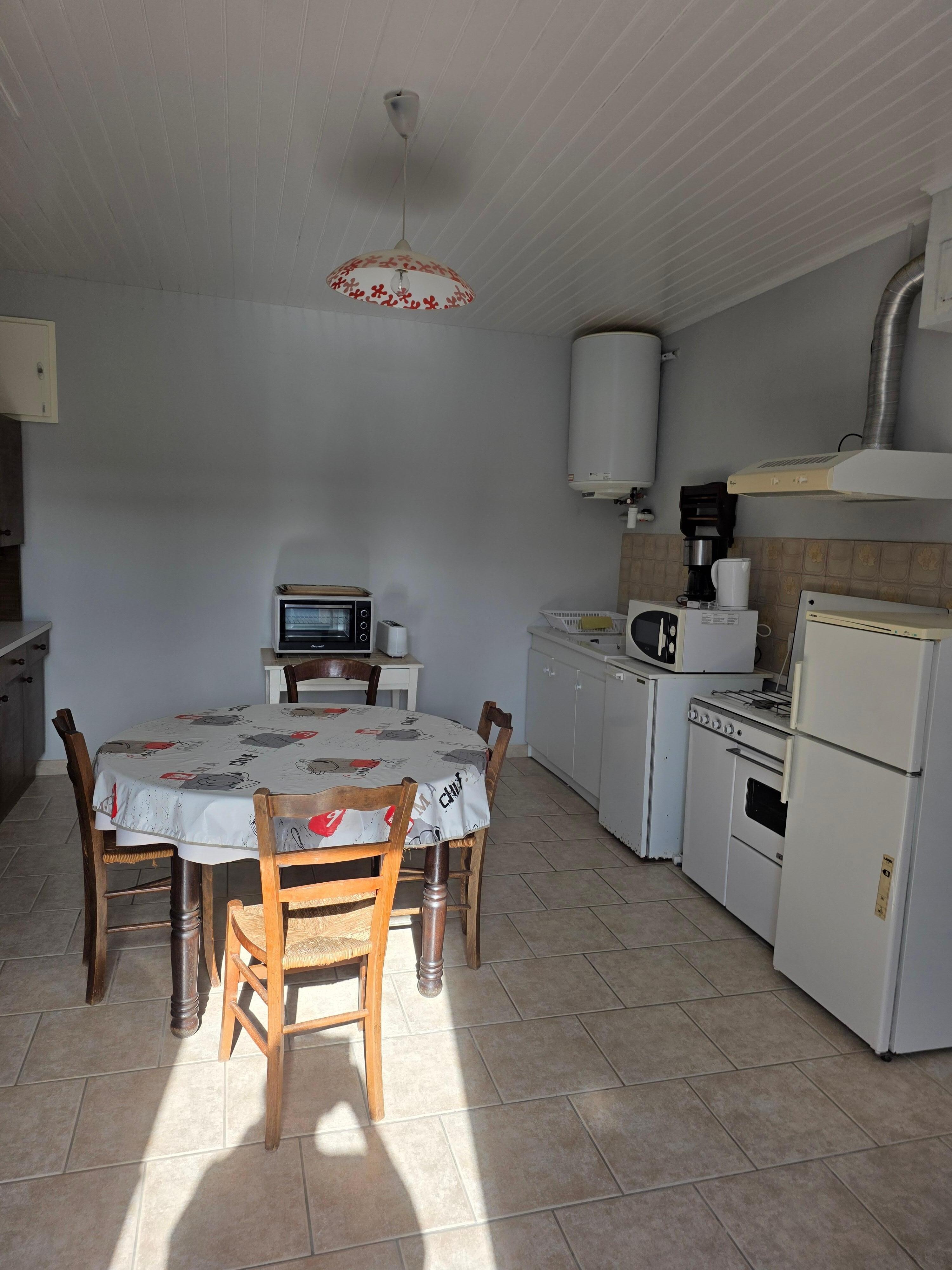 Cuisine : un vieux frigo rouillé,  une vieille cuisinière avec une bouteille de gaz à changer soi même.  Sol crasseux entre les deux. Robinet d évier mal réglé qui gicle partout car trop de pression et calcaire dans le filtre. Mauvaise odeur ds buffe