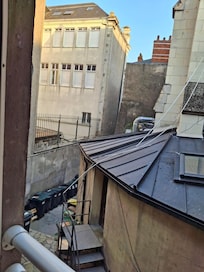 point de vue de ma fenêtre. Difficile à contrôler quand on réaménage un vieux bâtiment, mais ça n'inspire pas pour ouvrir sa fenêtre et aérer...