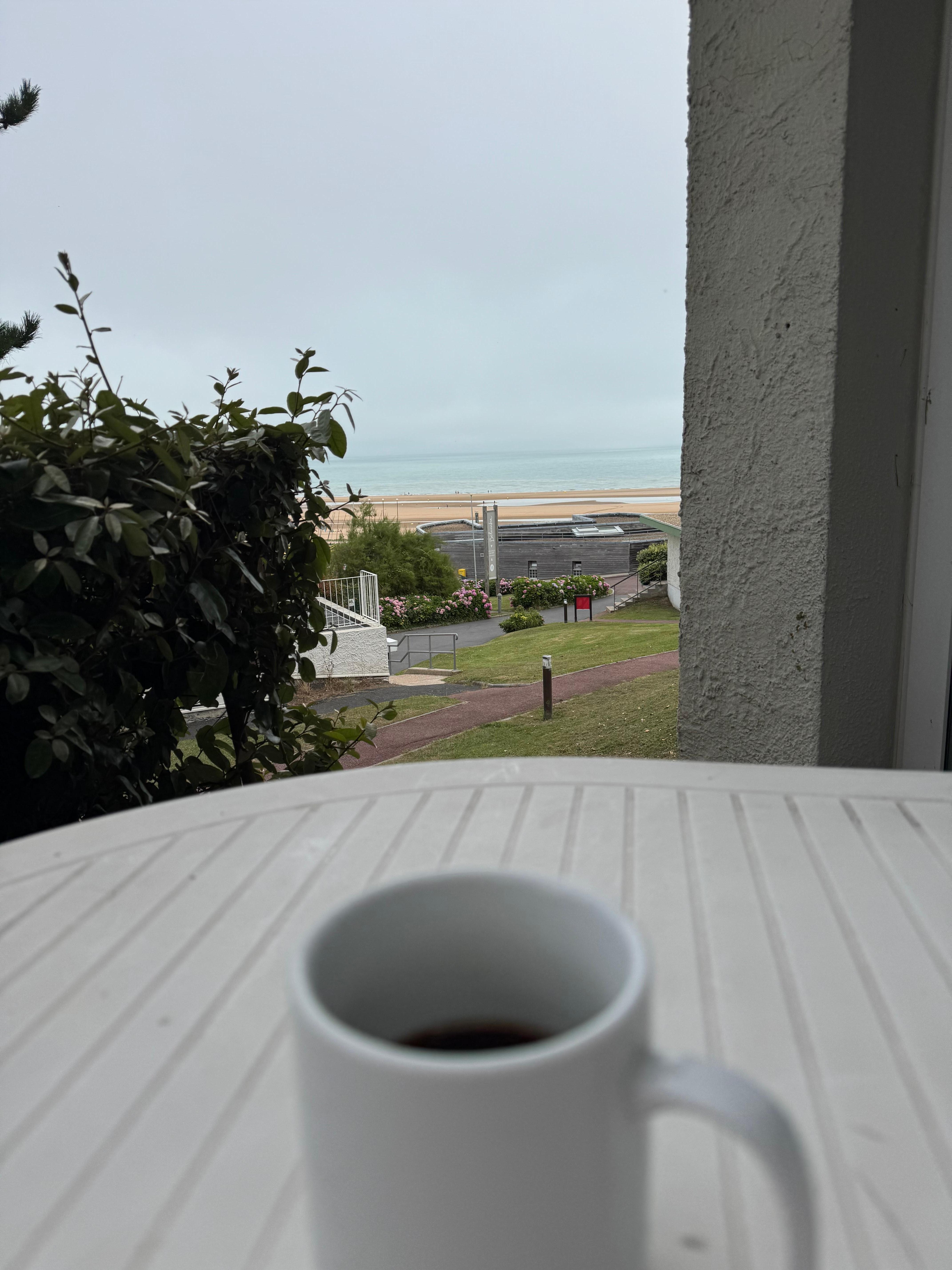 Svært for en familie at nyde udsigten. Der er plads til en med den gode udsigt. Nabo bungalow var tom alle de dage vi var der, men der havde man en meget bedre udsigt. 