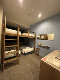 可放行李箱的空間不多