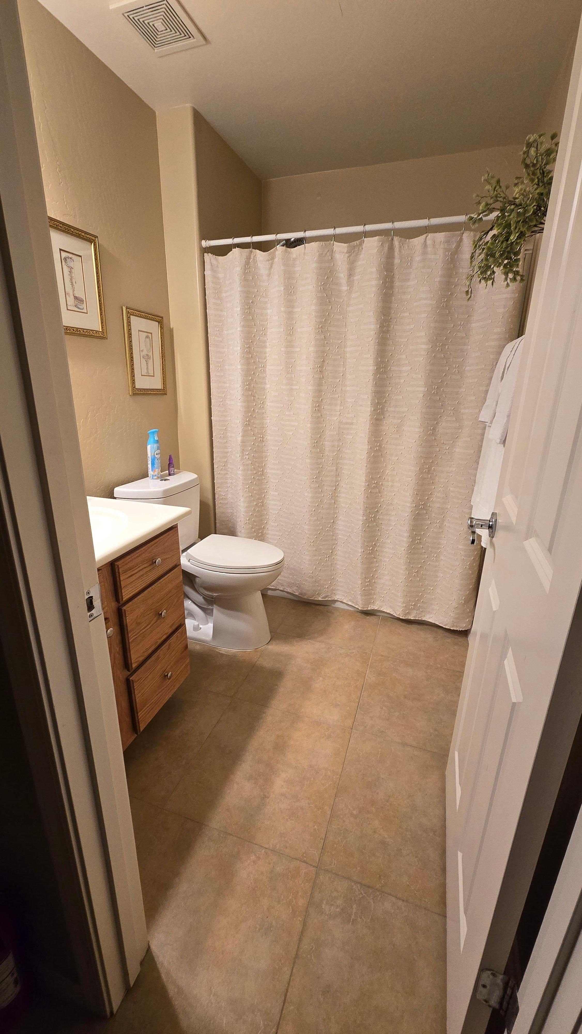 Well equipped private batroom.