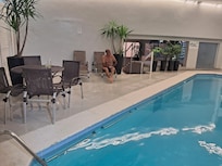 Piscina interna aquecida.