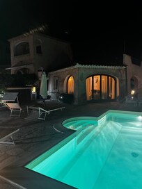 Piscina illuminata di notte