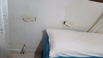 Tuberías vista polvo antigua ,sabanas cada una de un color ,no había tele ,muy pequeña la habitacion